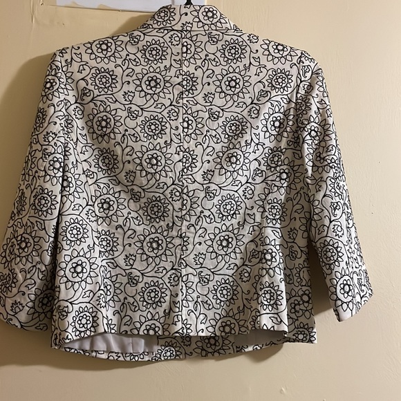 Lovely 2 Button Blazers With All Over Embroidered Patterns🙌 - Picture 4 of 7